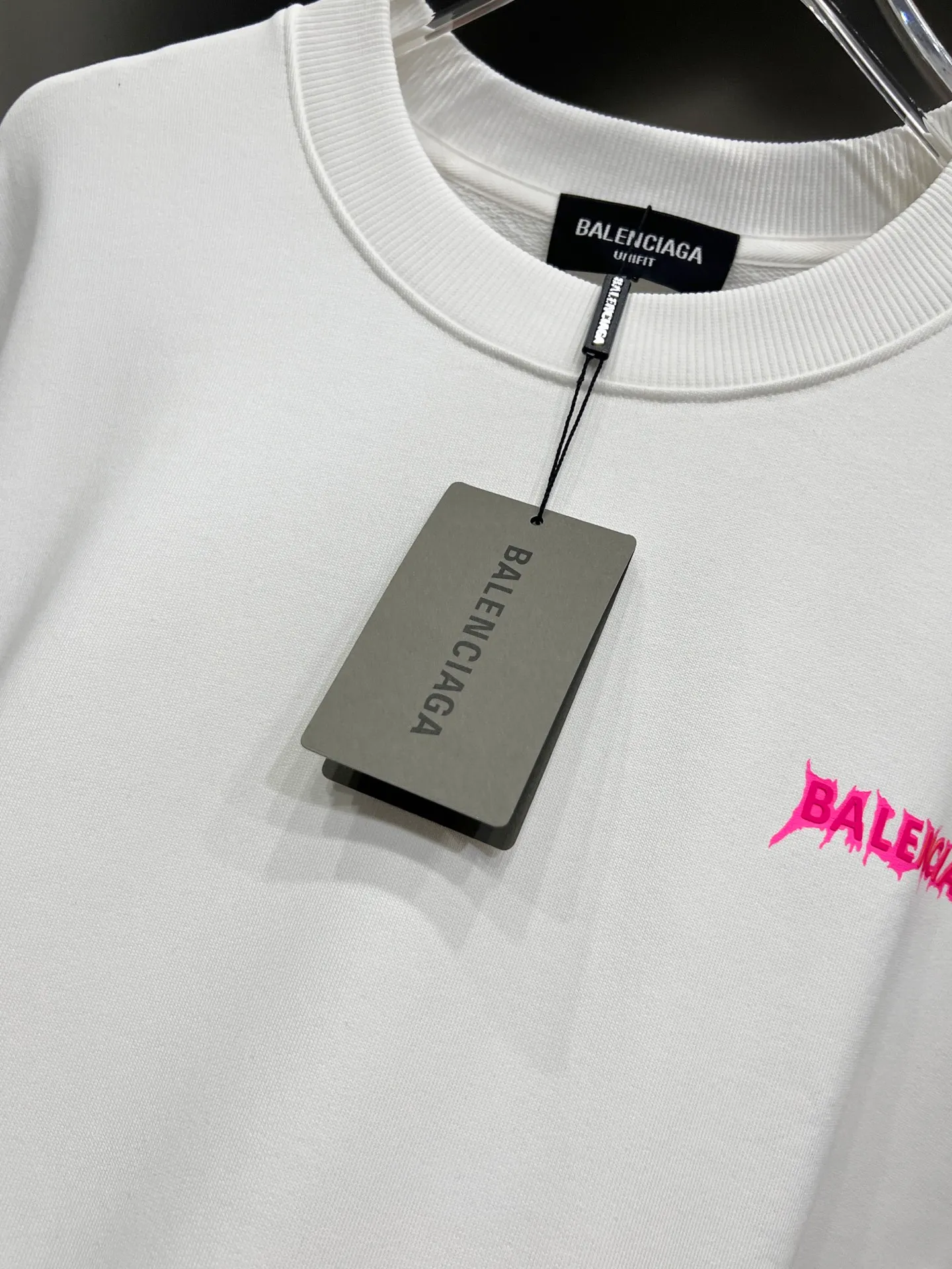 BAL Balenciaga 2026 Autumn and Winter New Arrival Round Neck Long Sleeve Sweater Classic Letter Flocking Print + Three-dimensional Silicone Technology Men and Women Same Style Loose Version S M L XL XXL Five Codes Color: Black White